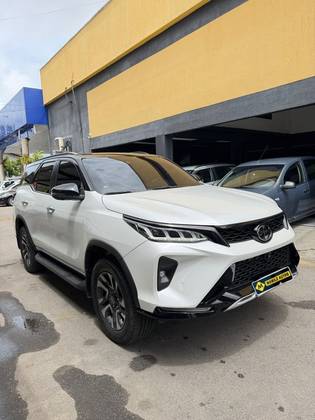 TOYOTA HILUX SW4 2.8 D-4D TURBO DIESEL GR-S 7L 4X4 AUTOMÁTICO